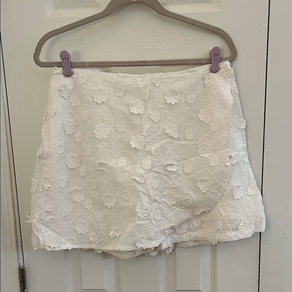 White Floral Embroidered Women's Shorts